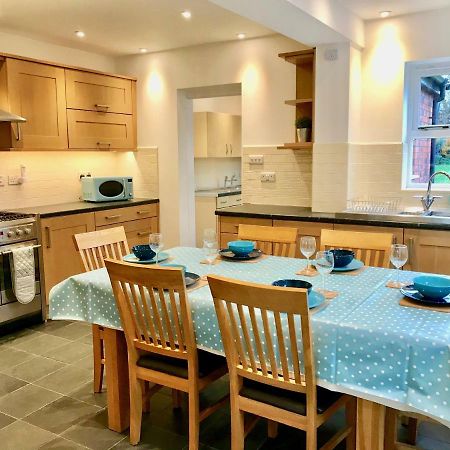 Lyndale House - Exclusive Use, Self Catering, Fpventures Stroud Villa Stroud  Exterior photo