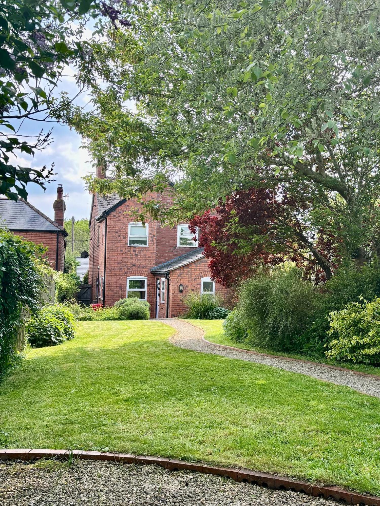 Lyndale House - Exclusive Use, Self Catering, Fpventures Stroud Villa Stroud  Exterior photo