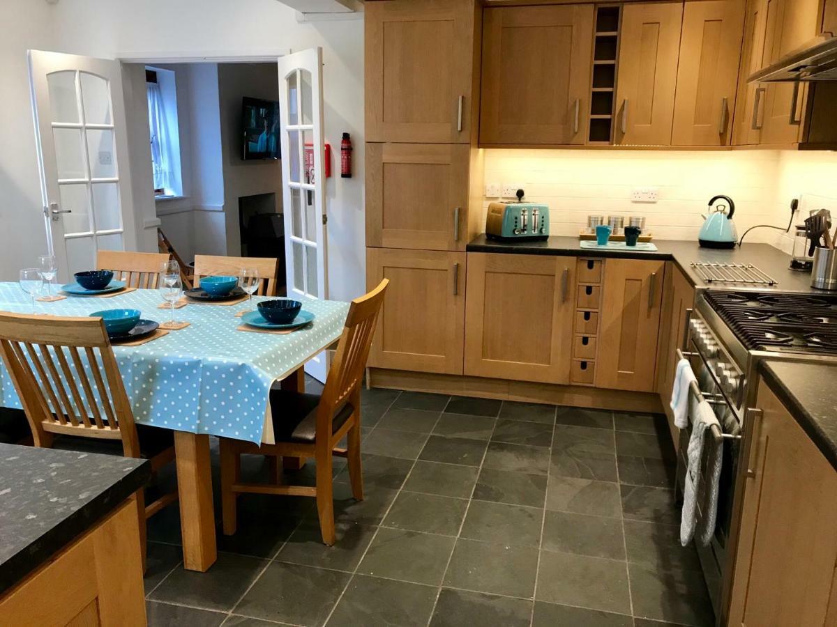 Lyndale House - Exclusive Use, Self Catering, Fpventures Stroud Villa Stroud  Exterior photo