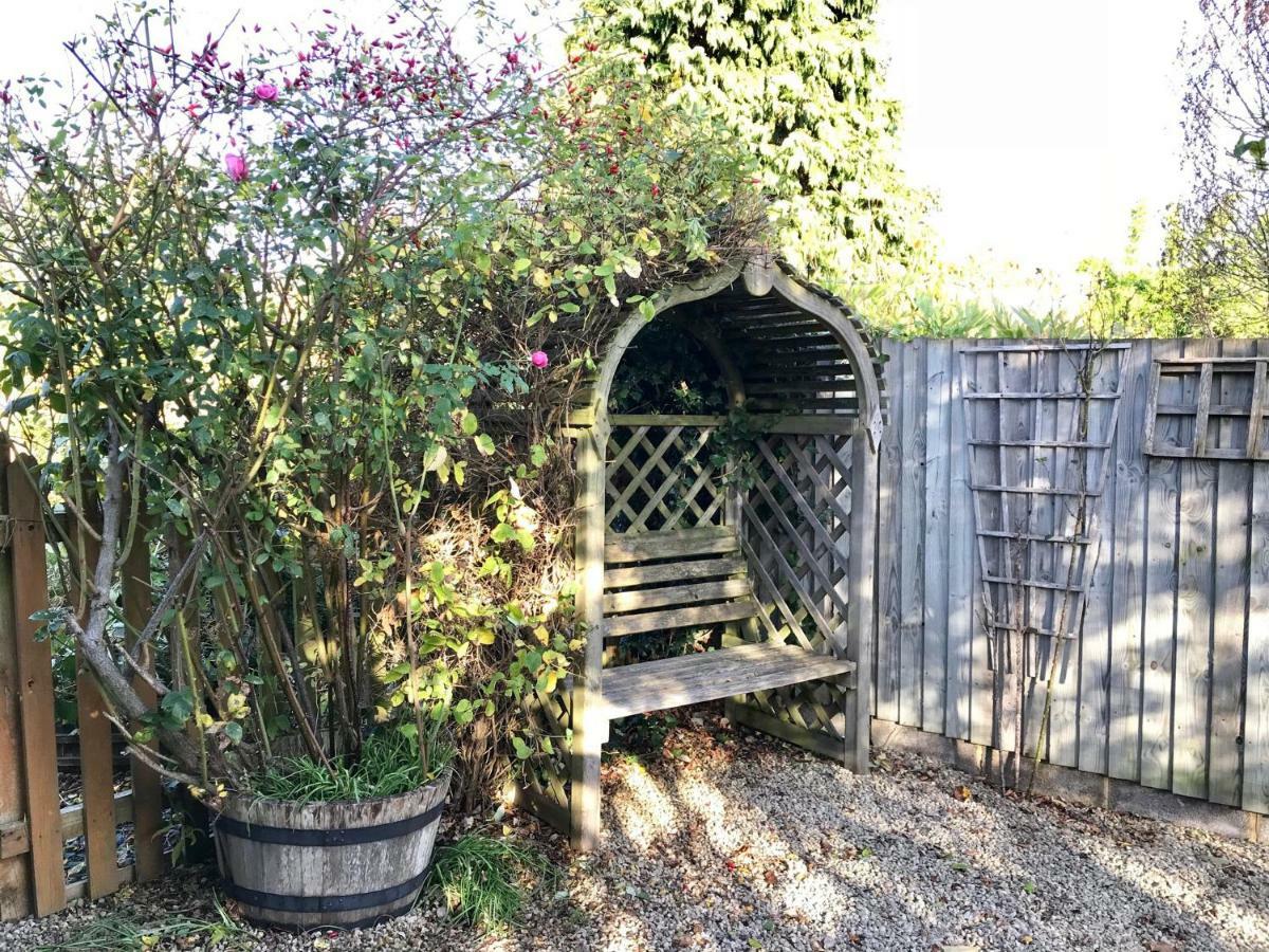 Lyndale House - Exclusive Use, Self Catering, Fpventures Stroud Villa Stroud  Exterior photo