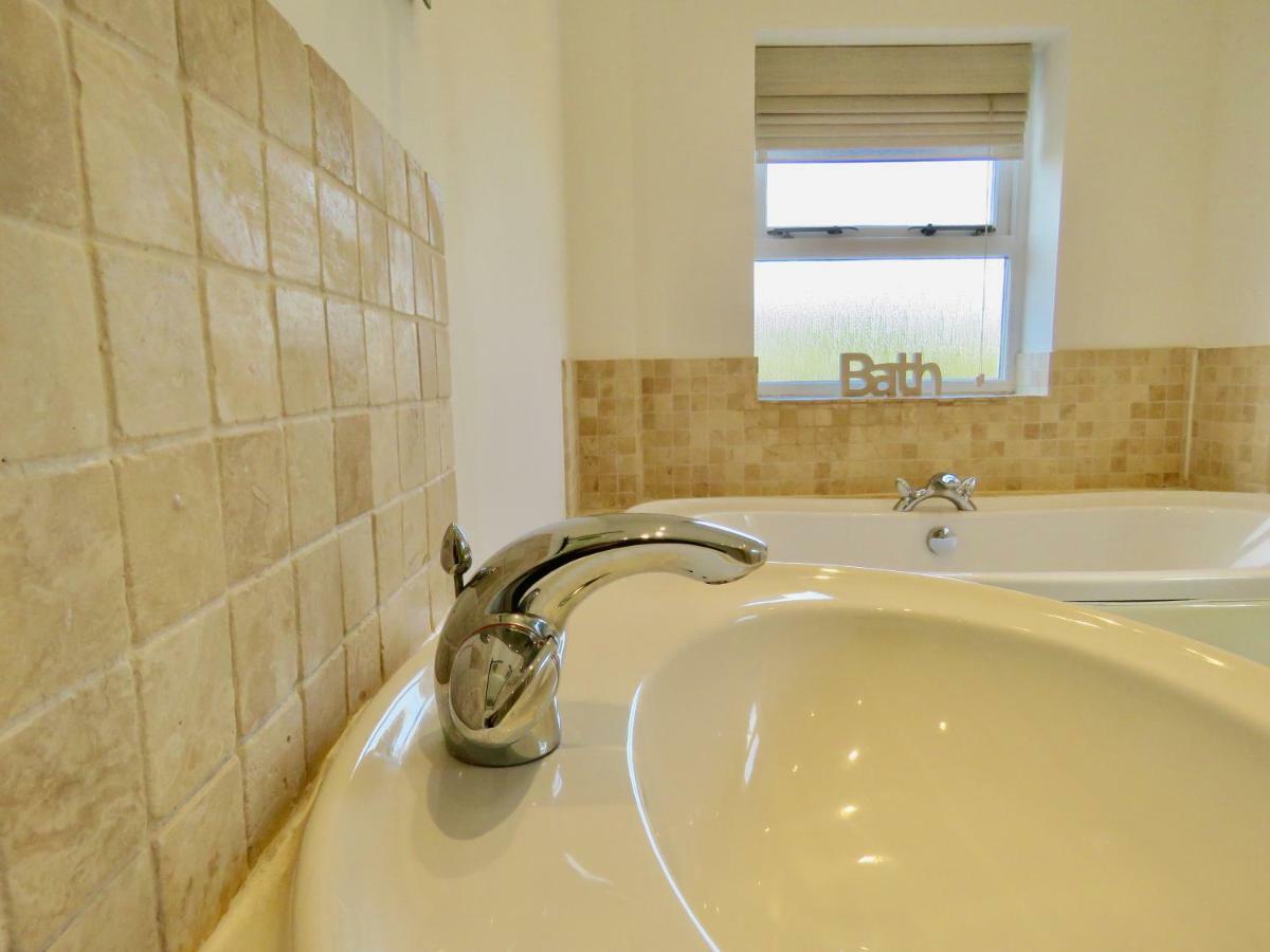 Lyndale House - Exclusive Use, Self Catering, Fpventures Stroud Villa Stroud  Exterior photo