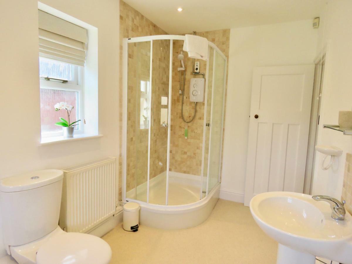 Lyndale House - Exclusive Use, Self Catering, Fpventures Stroud Villa Stroud  Exterior photo