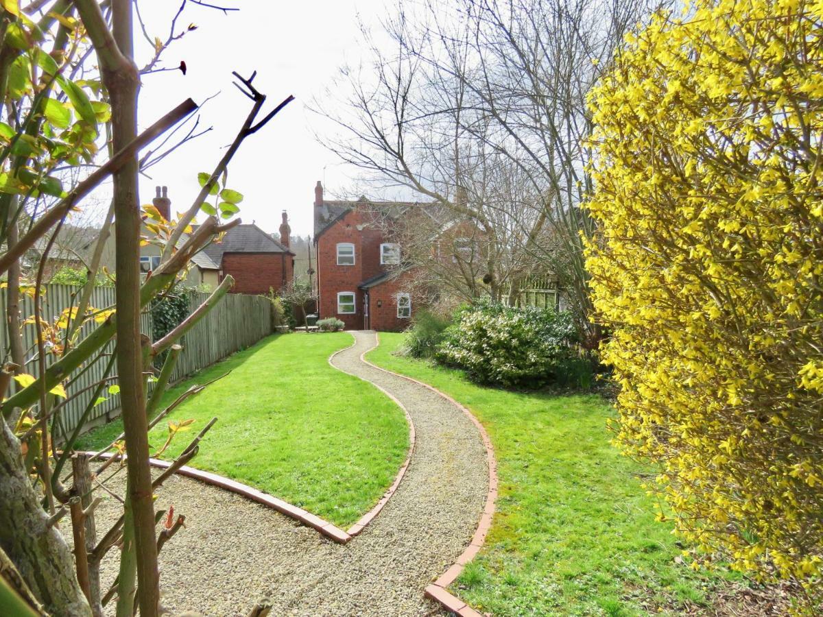 Lyndale House - Exclusive Use, Self Catering, Fpventures Stroud Villa Stroud  Exterior photo