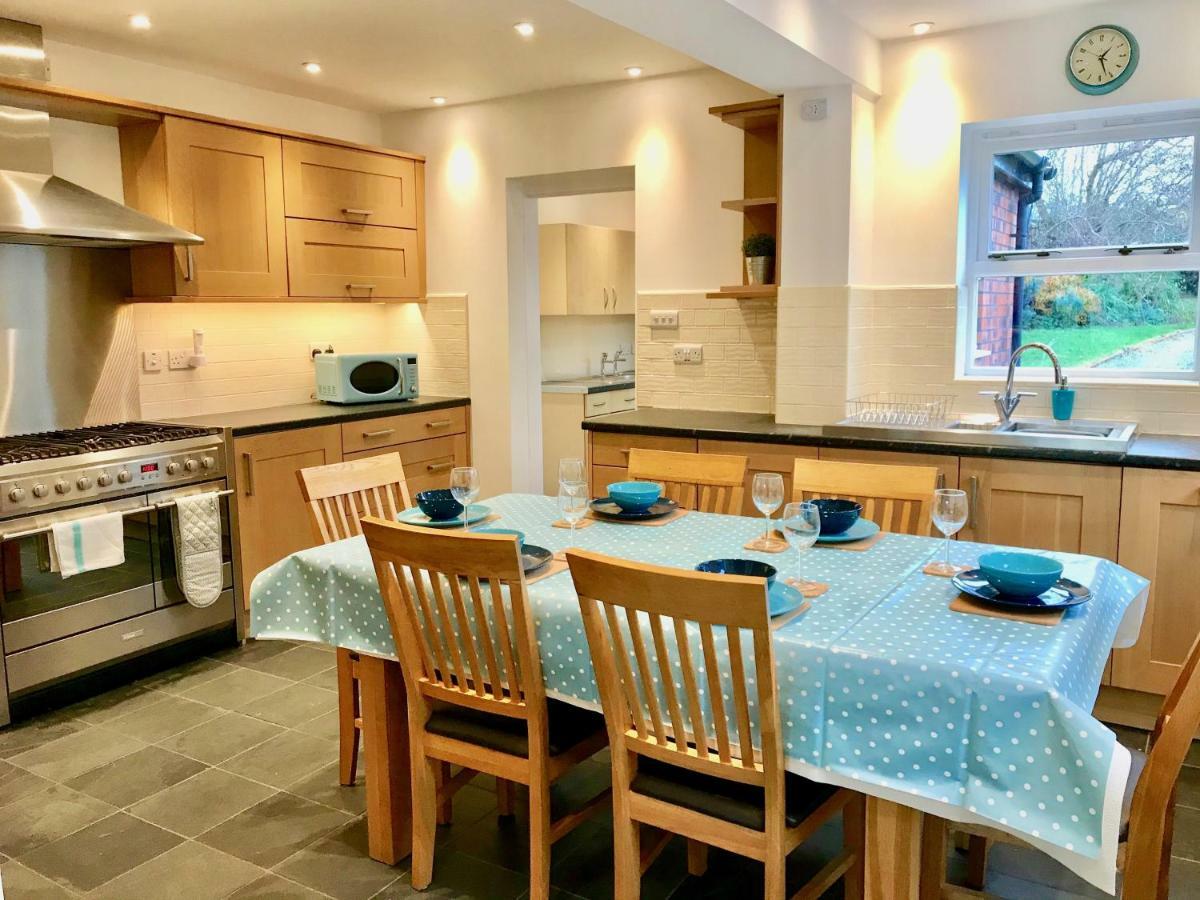 Lyndale House - Exclusive Use, Self Catering, Fpventures Stroud Villa Stroud  Exterior photo