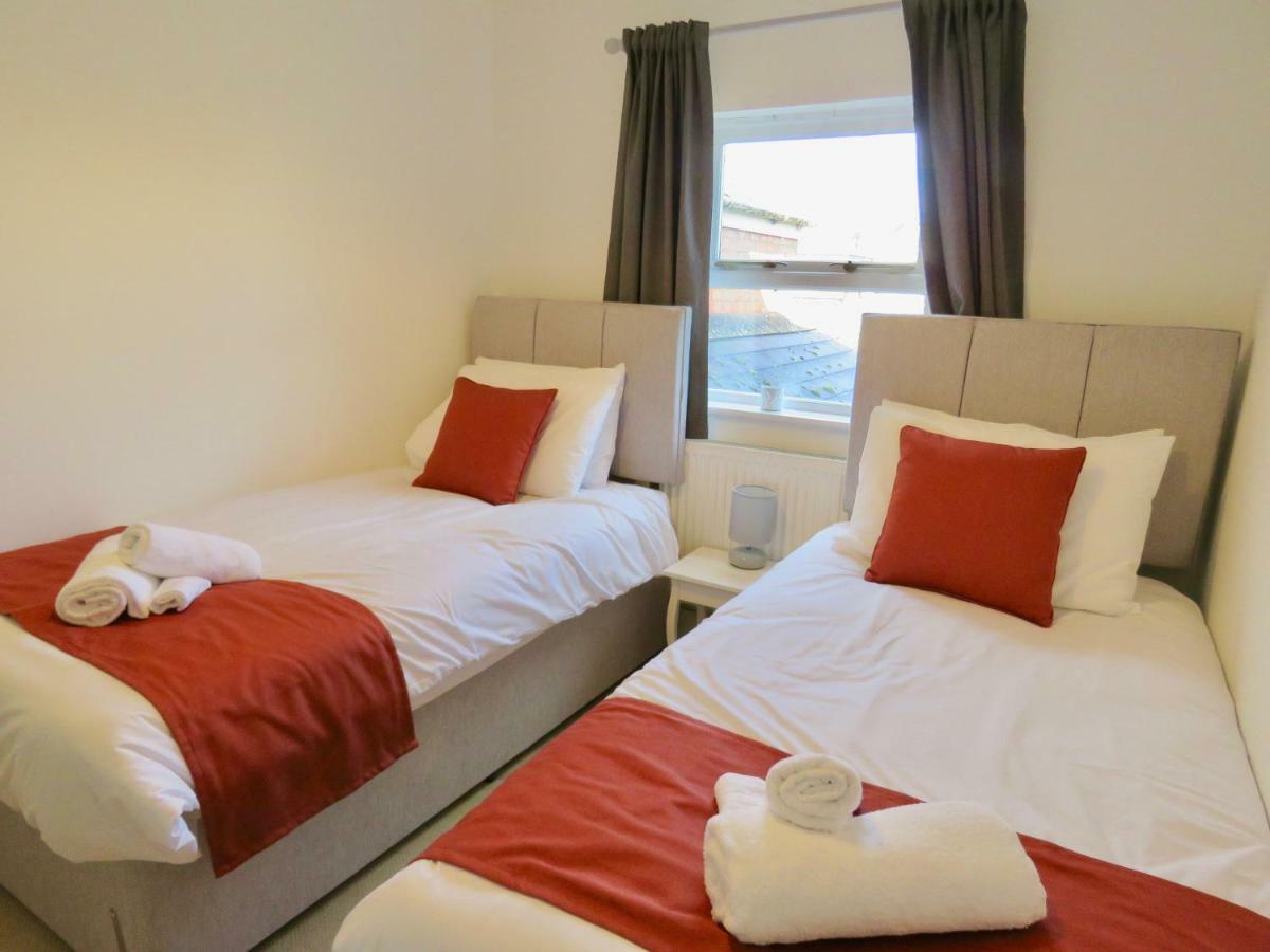 Lyndale House - Exclusive Use, Self Catering, Fpventures Stroud Villa Stroud  Exterior photo