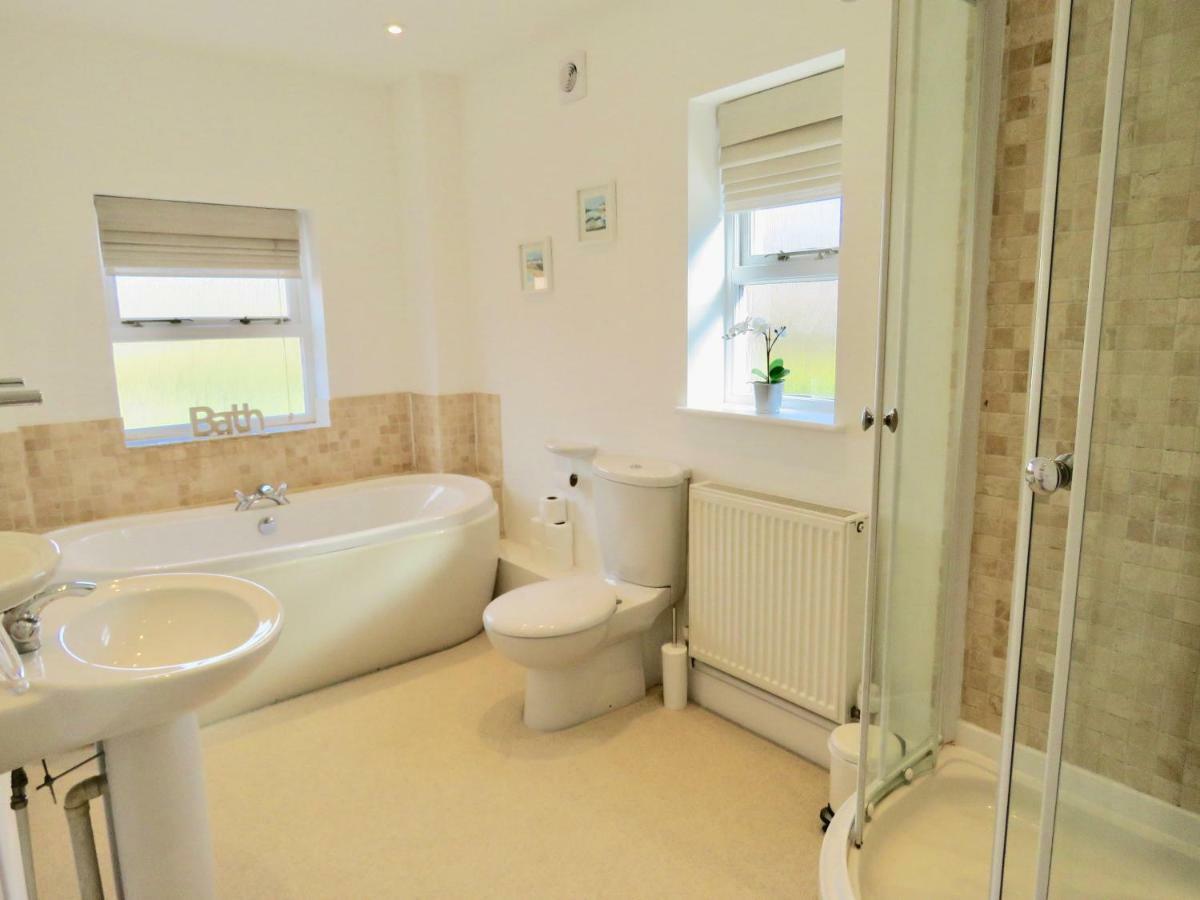 Lyndale House - Exclusive Use, Self Catering, Fpventures Stroud Villa Stroud  Exterior photo