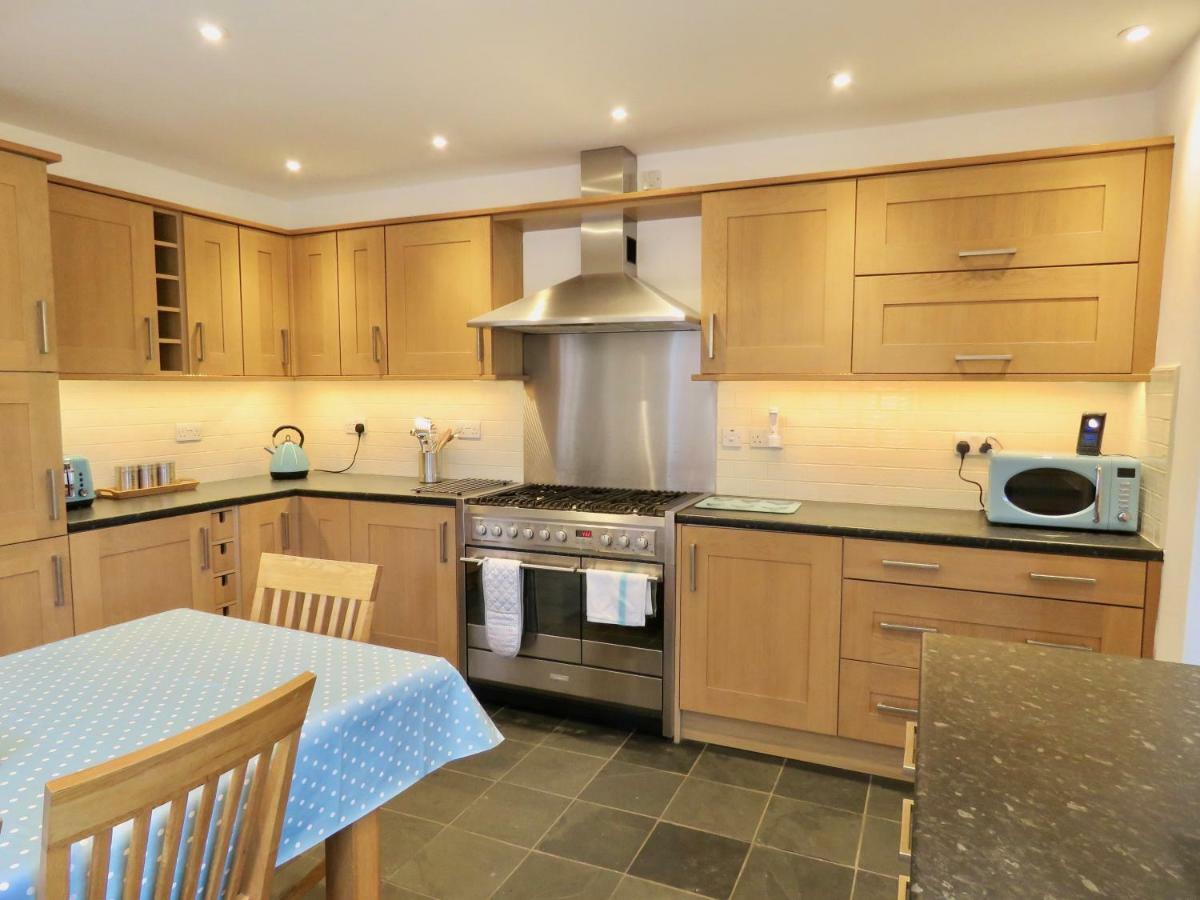 Lyndale House - Exclusive Use, Self Catering, Fpventures Stroud Villa Stroud  Exterior photo