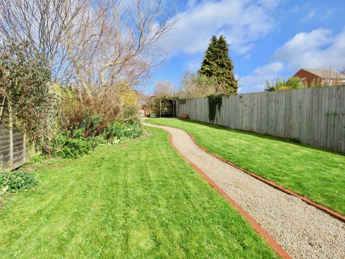 Lyndale House - Exclusive Use, Self Catering, Fpventures Stroud Villa Stroud  Exterior photo