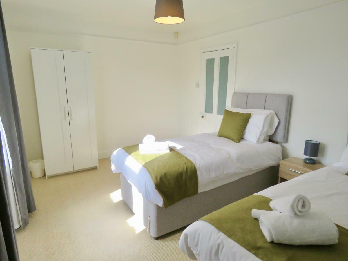 Lyndale House - Exclusive Use, Self Catering, Fpventures Stroud Villa Stroud  Exterior photo